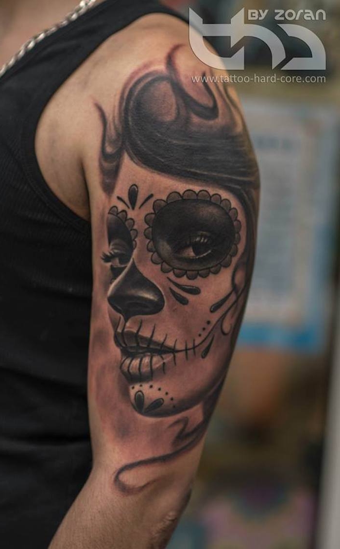 eine hand mit einem großen schwarzen tattoo mit einer jungen weißen verstorbenen frau mit schwarzen augen und lippen - la catrina tattoo