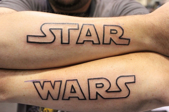 ein star wars logo - ein mann und seine zwei hände mit zwei großen star wars tattoos