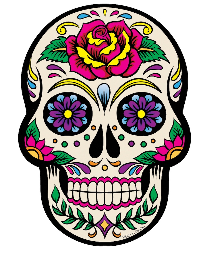 ein totenkopf mit einer großen violetten rose mit grünen blättern - mexikanischer totenkopf tattoo mit violetten blumen - totenkopf mit rosen tattoo, totenkopf blumen mexiko
