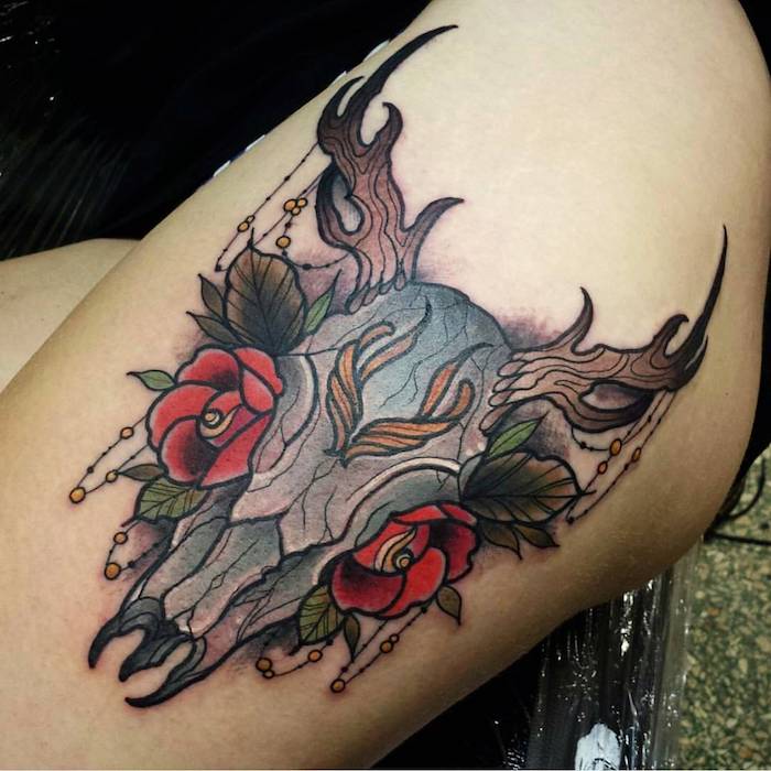 ein tattoo mit einem totenkopf eines tieres mit braunen hörnern und mit zwei roten rosen - totenkopf mit rosen tattoo, mexikanische totenmaske tattoo