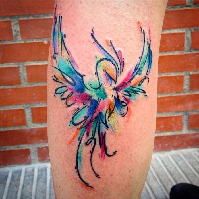 phönix bilder tattoo - ein fliegender phönix mit violetten, blauen, pinken und grünen federn, Phönix Tattoo Oberarm Frau