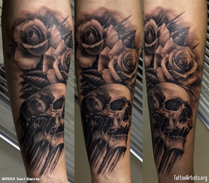 totenkopf mit rosen tattoo - eine hand mit einer großen tätowierung mit totenkopf und zwei rosen
