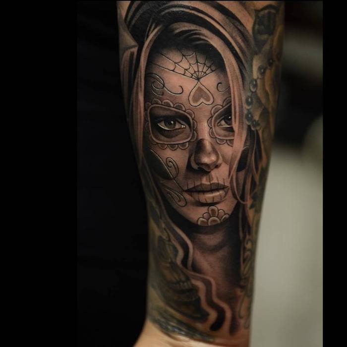 la catrina tattoo mit einer jungen frau, einem schwarzen spinnennetz und einem grauen kleinen herzen