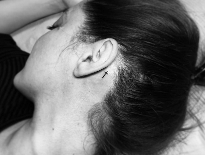 Kreuz Tattoo Hinterm Ohr Mann Warum ein Tattoo hinterm Ohr bis zu 500€ kosten kann – und wie Sie es