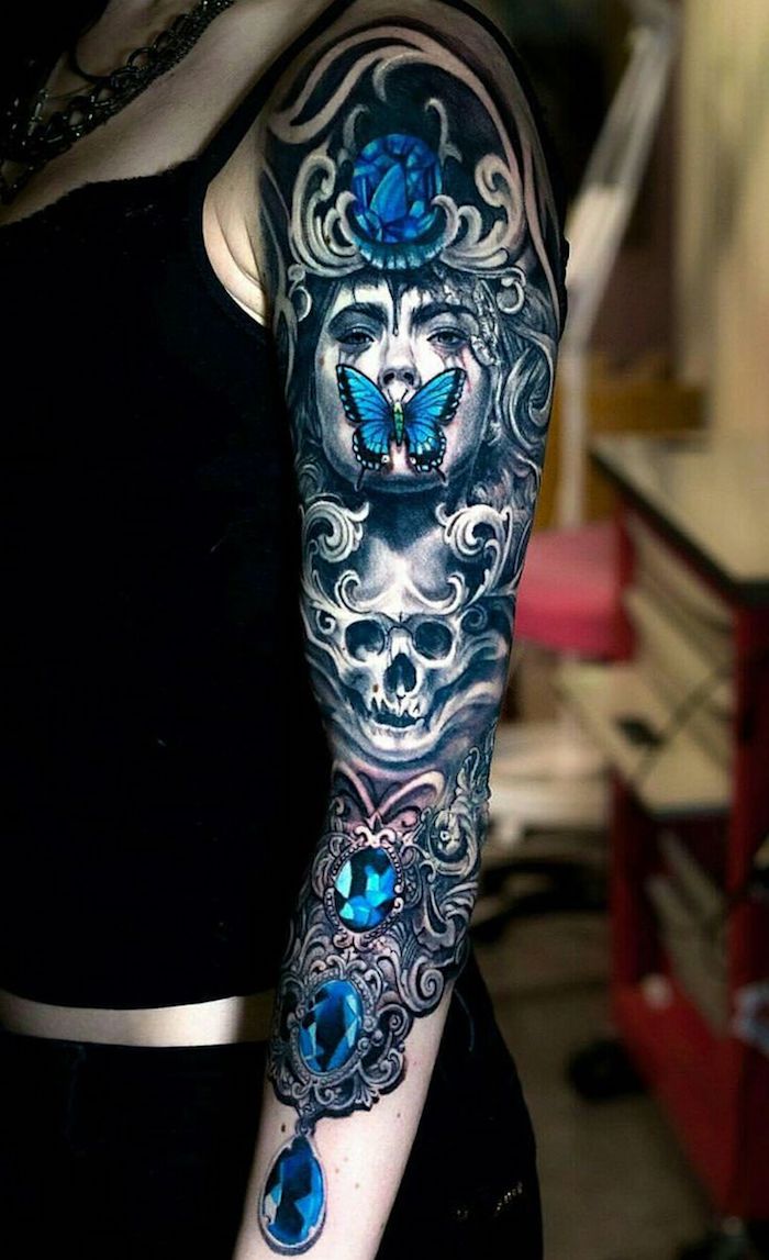 frau mit einem tattoo mit einem weißen totenkopf, blauen großen diamanten und einer jungen frau - totenkopf tattoo bedeutung