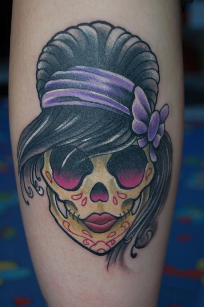 eine hand mit einem tattoo mit einem gelben schädel mit violetten augen und roten lippen la catrina bilder