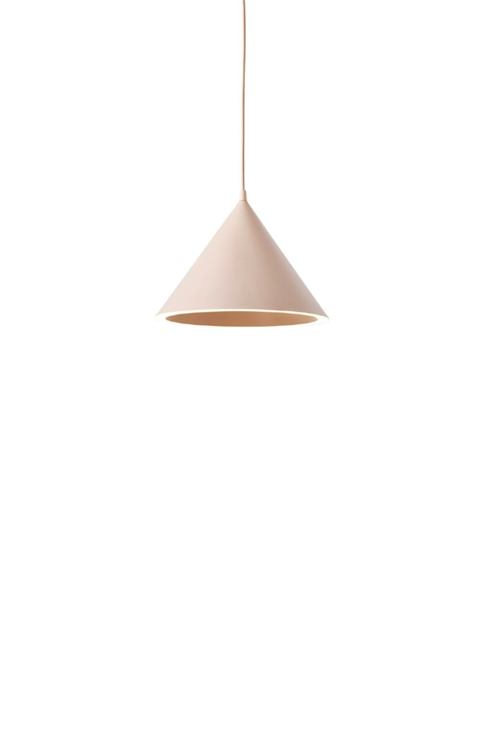 Minimalistische Einrichtungsideen, Lampe in Apricot, zarte Nuance für mehr Gemütlichkeit zu Hause