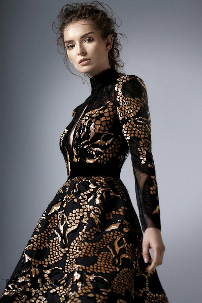 elegante Damenmode - schwarzes Tüllkleid mit goldenen Ornamenten und einem Pollo-Kragen, Kleid mit einem Schlitz an der Brust