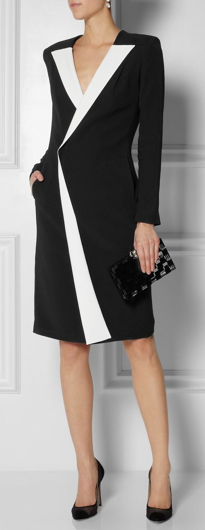 knielanges schwarzes Kleid mit schlichtem Design, mit langen geraden Ärmeln, weißem Kragen und einem V-Ausschnitt aus der Modekollektion vonn Valentino, schwarze Cocktail-Handtasche ohne Henkel, Absatzschuhe aus Velours in zwei Farben, Designer Kristall-Ohrringe