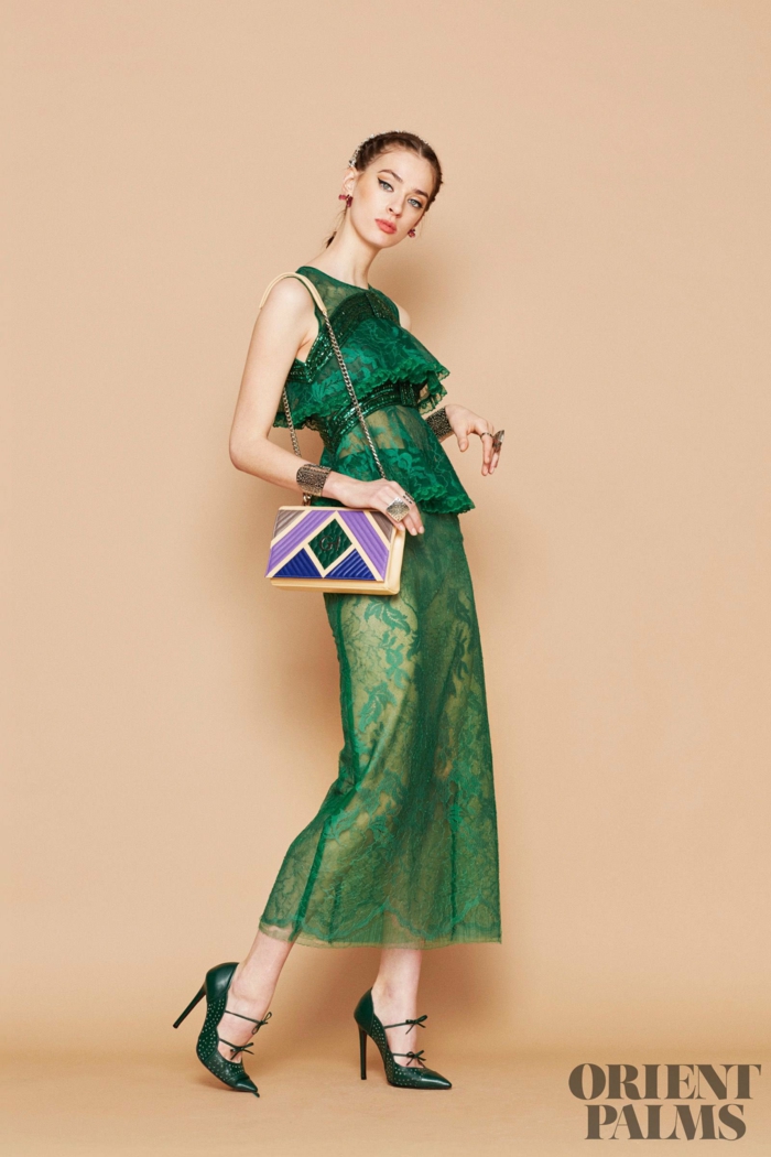 Dunkelgrünes Spitzenkleid mit Perlen verziert, grüne High Heels und bunte Clutch, elegantes Outfit