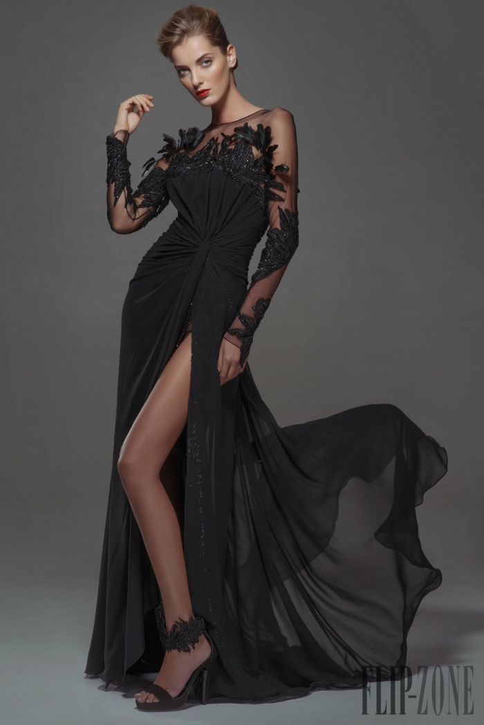 Schwarzes Abendkleid mit Schlitz und langer Schleppe, Kleid mit langen Ärmeln, schwarze High Heels