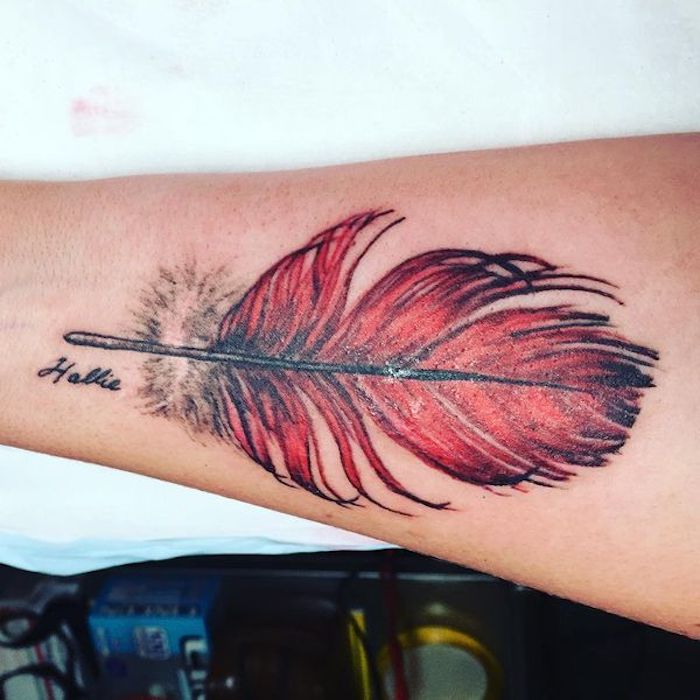 feder symbol, realistische rote feder am unterarm, tattoo schriftzug
