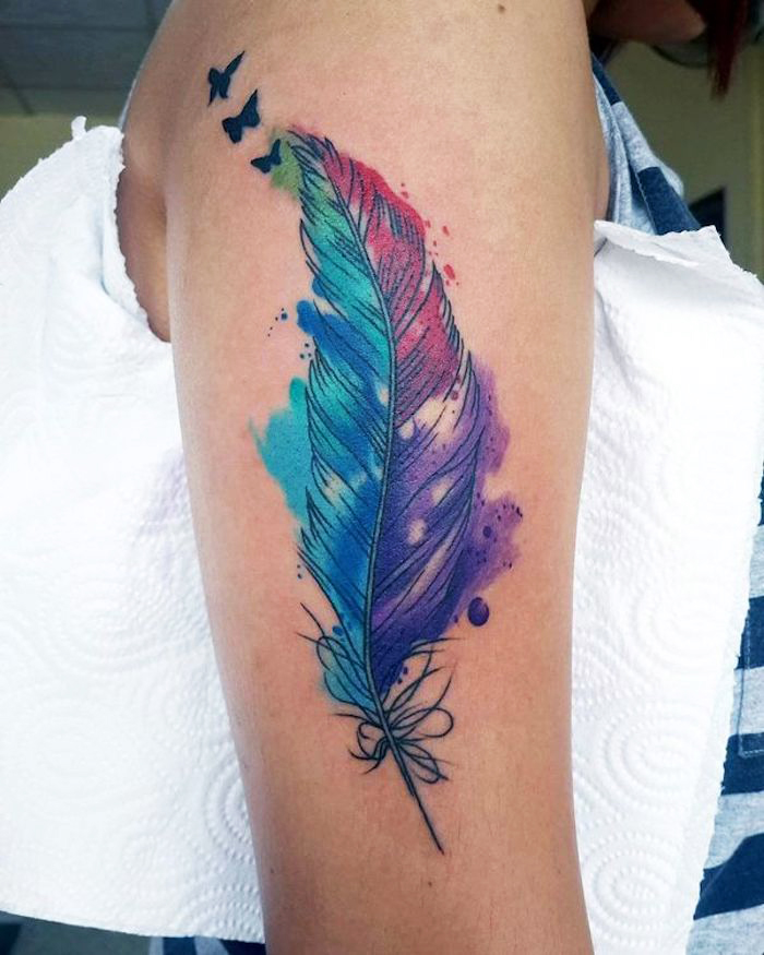 federn tattoo am oberarm, große feder in kombination mit fliegenden schmetterlingen