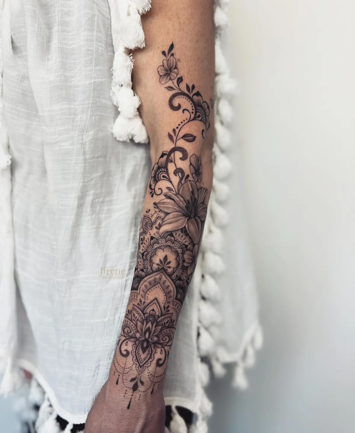 feminines full sleeve tattoo mandala und blumen