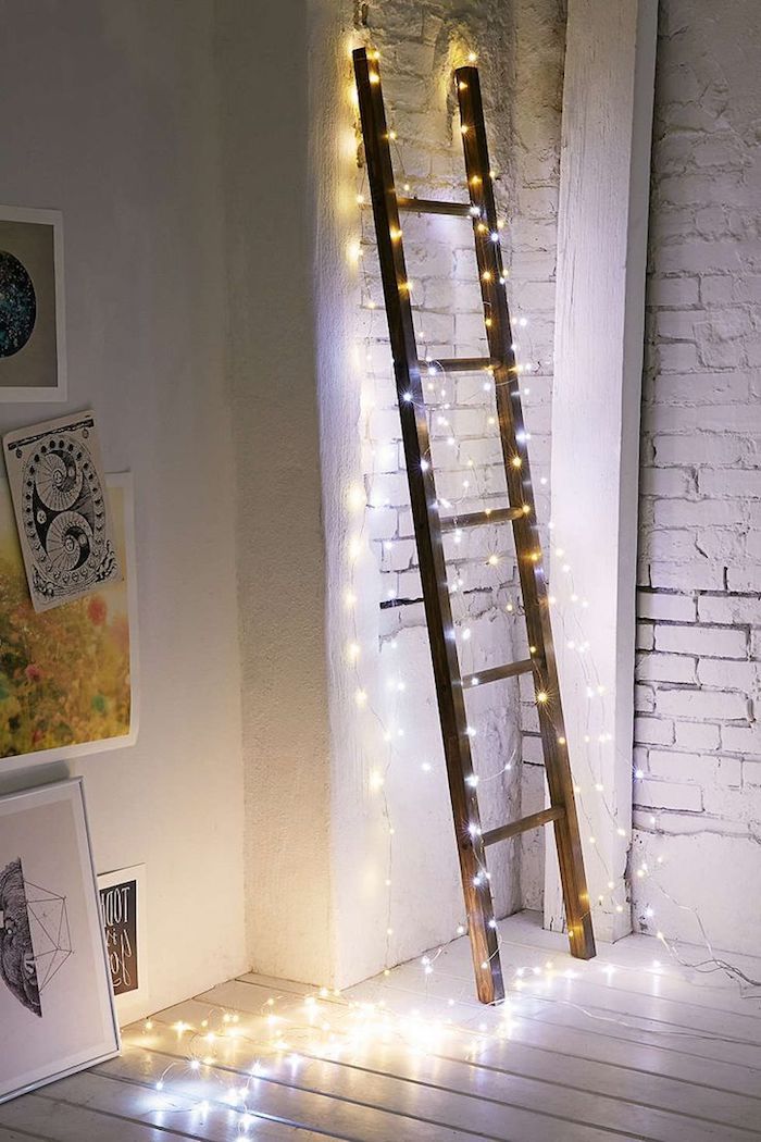 fensterdeko zu weihnachten leiter mit lichter bedeckt schöne idee für außendeko lichter ledlichter