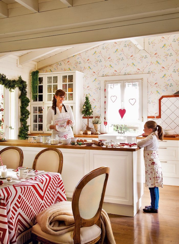 fensterdeko zu weihnachten selber machen mama und tochter bereiten deko und kekse vor schöne fensterdeko mit herzchen