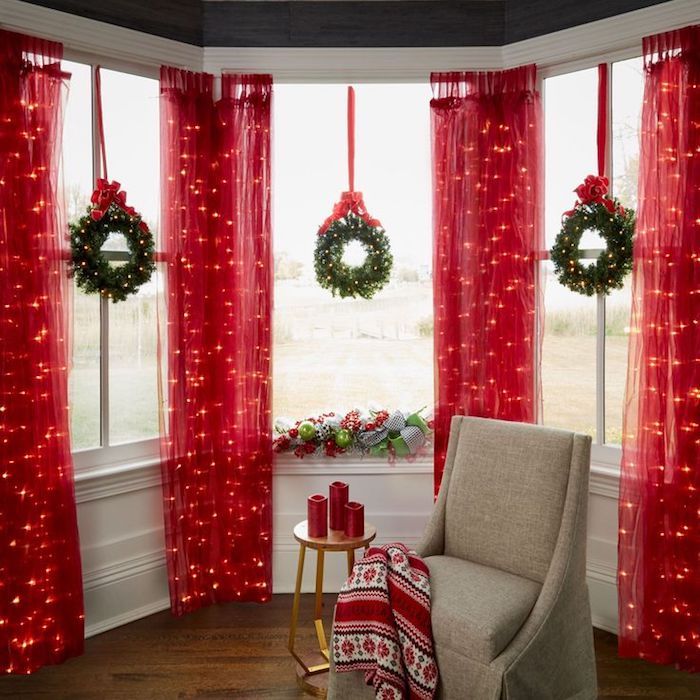 weihnachtliche deko rote vorhänge mit leuchtenden elementen drinen schöne deko in rot rote kerzen weihnachtskranz x 3