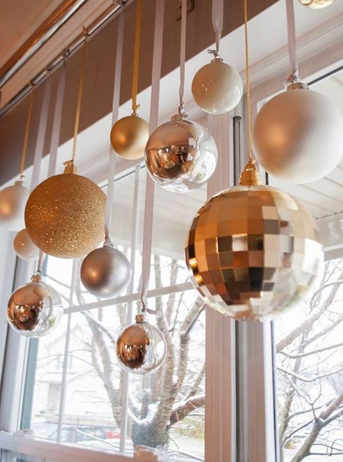 weihnachtliche deko goldene weihnachtskugel ideen leuchtende dekorationen glänzend ideen
