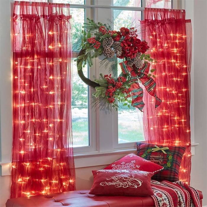 weihnachtliche deko rote vorhänge speziell zu weihnachten glänzende idee mit kleinen lichtern rote kissen kranz