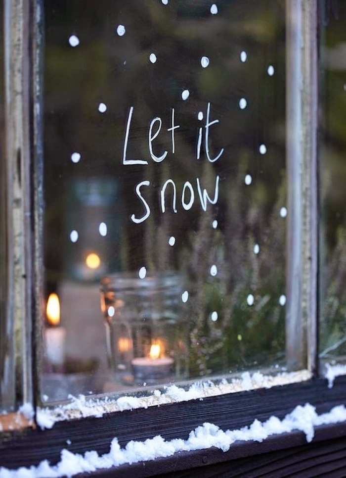 weihnachtsfensterdeko idee schnee schneien außen kerzen am fenster dezentes licht dekoideen 