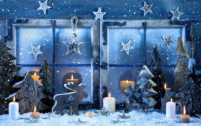 weihnachtsdeko fenster blaues design deko idee stern kerze schnee tannenbäume 