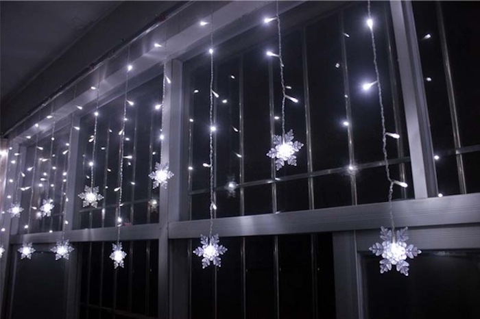 weihnachtsfensterdeko lichter schneeflocken oder sterne womit wird das zuhause dekoriert deko ideen
