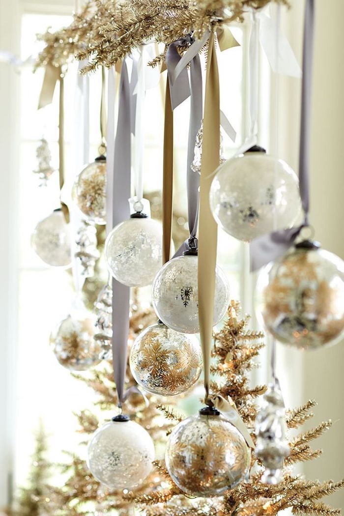 weihnachtsfensterbeleuchtung kugel leuchtend hängen am fenster deko idee in weiß und golden schöne interieur ideen