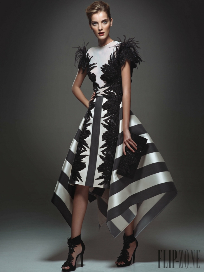 Assymmetrisches Abendkleid in Schwarz und Weiß, mit Federn und Pailletten verziert, schwarze High Heels