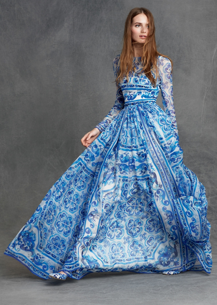Bodenlanges Kleid in Blau und Weiß, mit langen Ärmeln, locker fallend, elegantes A-Linien Kleid
