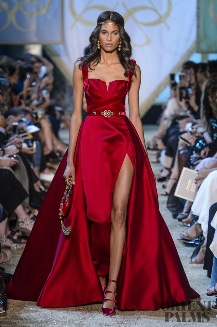 Rotes Abendkleid mit Schlitz, elegantes bodenlanges Kleid mit Gürtel, rote High Heels, goldener Schmuck
