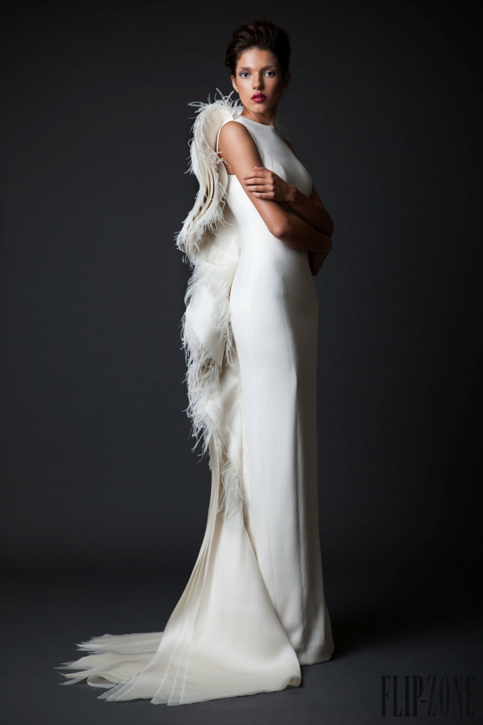 Weißes bodenlanges Kleid mit Schleppe, betont die Figur, festliche Mode, Idee für Silvester Outfit