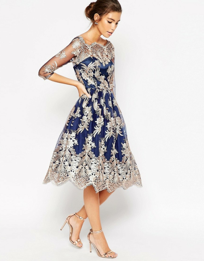 Silvesterball-Kleid in dunkelblauer und silberner Farbe mit durchsichtigen Tüllärmeln, lang bis zum Ellenbogen, kombiniert mit Sandalen in Goldfarbe