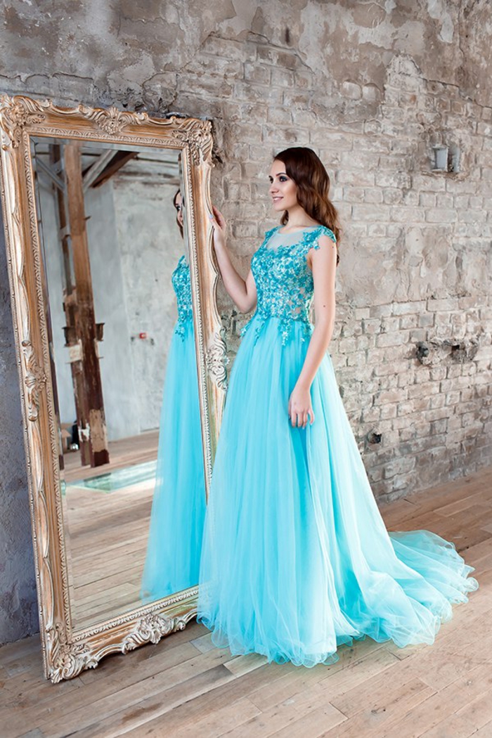 Hellblaues Abendkleid mit Glitzer-Oberteil und Tüll-Rock, elegantes Kleid mit langer Schleppe, Outfit für besondere Anlässe 