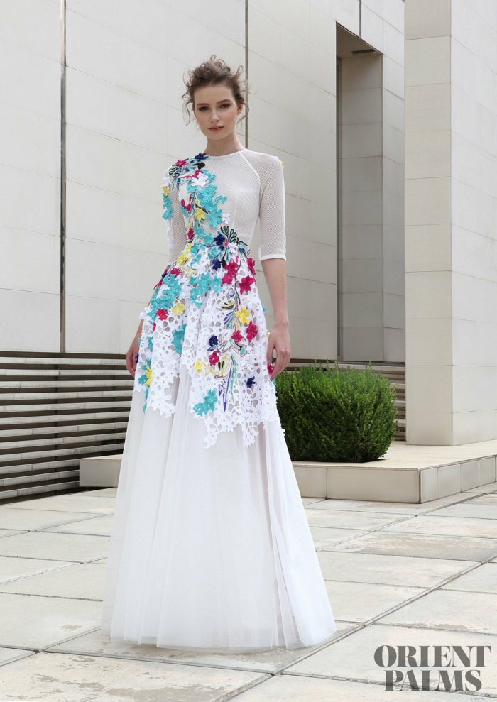 Weißes Abendkleid mit bunten Applikationen, Rock aus Tüll, Oberteil mit kurzen Ärmeln, elegantes Outfit