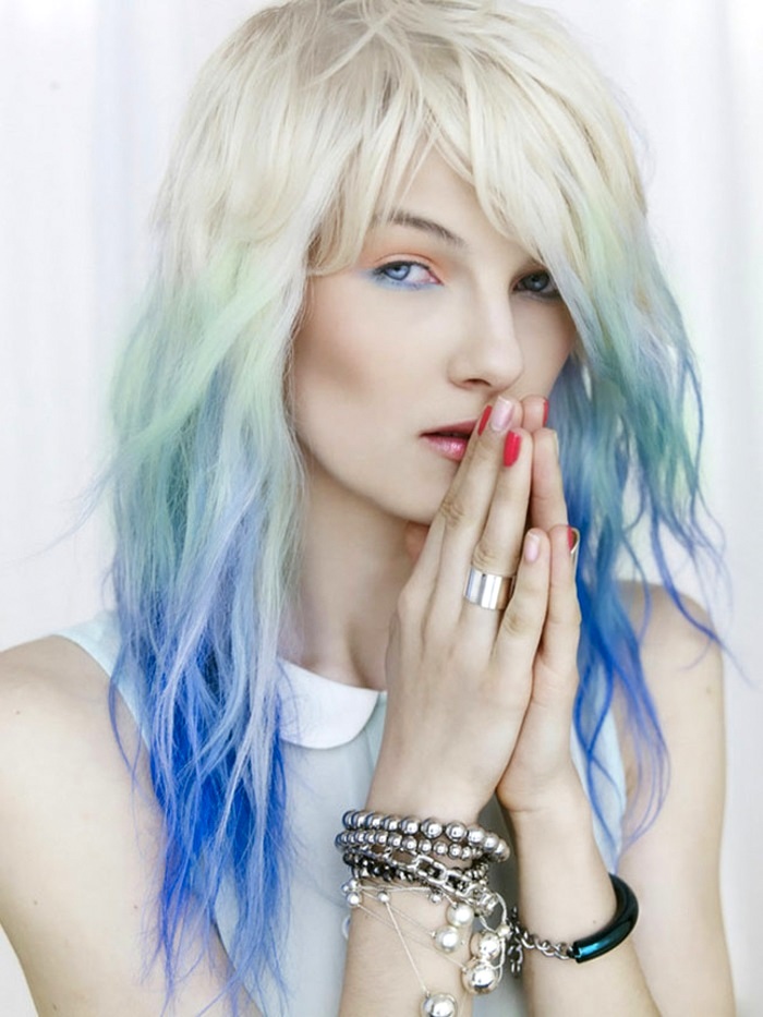 blaue haarspitzen, pastellblonde haare mit blauen spitzen, haare im ombre look