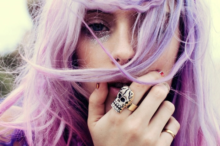 frau mit rosa haare mit lila nuancen, großer silberner ring in form von schädel