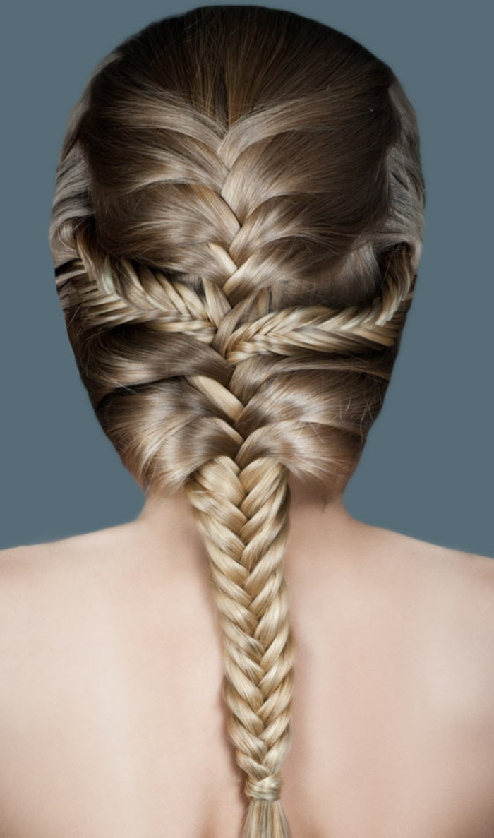Frisuren für feines Haar - blonde Haare mit Glanzreflexen, drei Fischgräte-Zöpfe kobiniert mit einem französischen Zopf, Haare mit dunklen Längen und platinblonden Spitzen