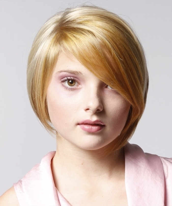blonde Haare mit roten Akzenten - schön gestyltes Haar von einem niedlichen Mädchen - kurze Haare stylen