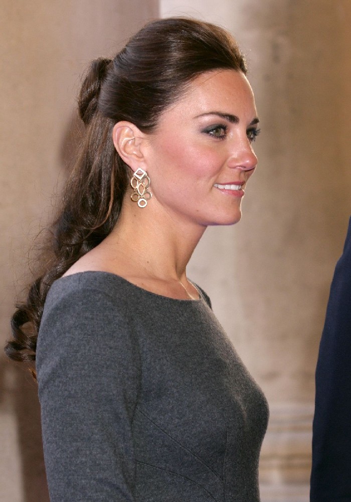 Kate Middleton Hairstyle, halboffene Haare mit Wellen, leichtes Tages Make up 