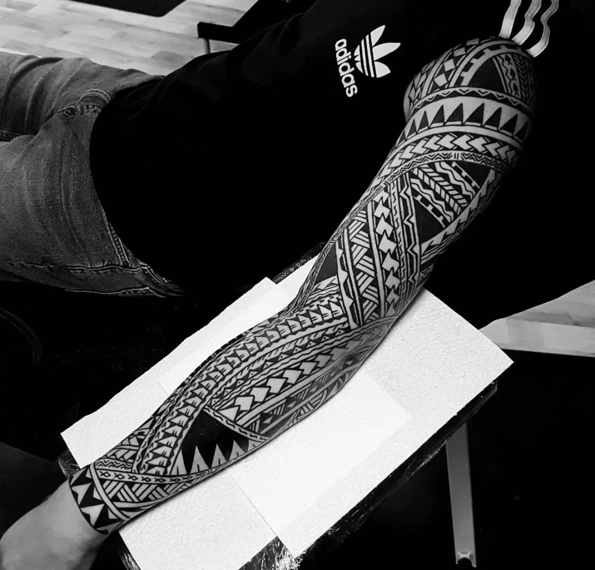 full sleeve arm tattoo mann polynesiche motive