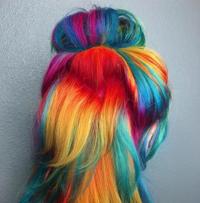 mittellanges Haar in Regenbogenfarben mit lockerem Halb-Dutt, mittellanges Haar mit Half Bun, Haare mit halbem Dutt, Duttfrisur für mittellanges Haar mit freifallenden Seitensträhnen