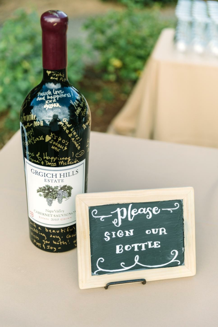 Coole Alternative zum klassischen Gästebuch, Botschaften und Glückwünsche auf Weinflasche schreiben