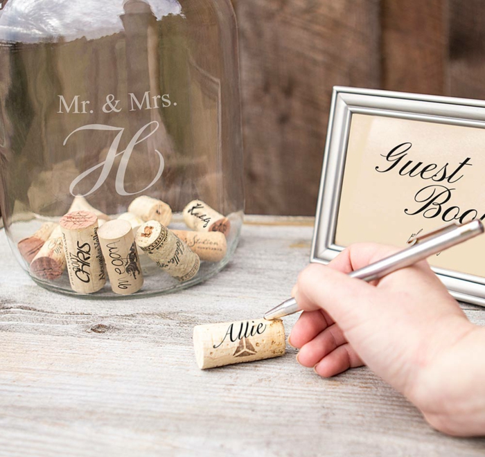 Tolle Idee für kreatives Hochzeitsgästebuch, den eigenen Namen auf Korken schreiben