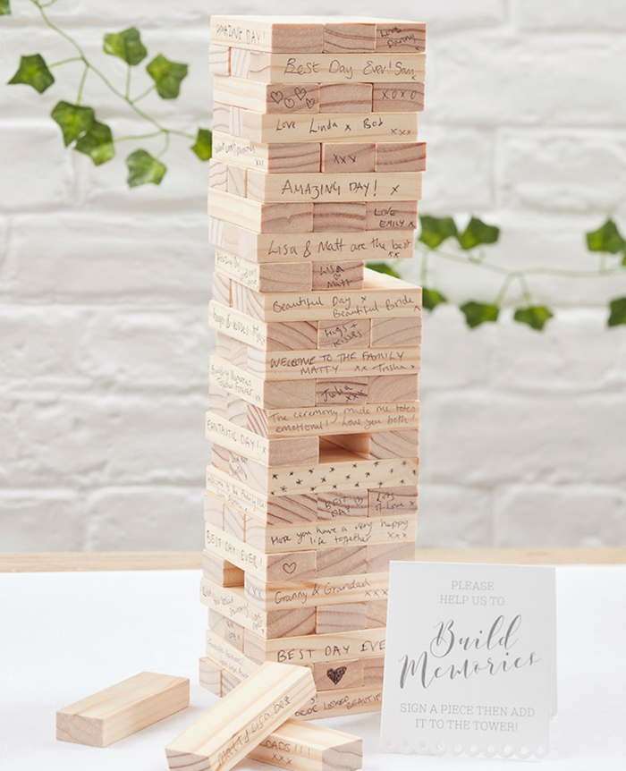Tolle Idee für Hochzeitsgästebuch, Turm aus Holzstücken mit Botschaften und Glückwünschen