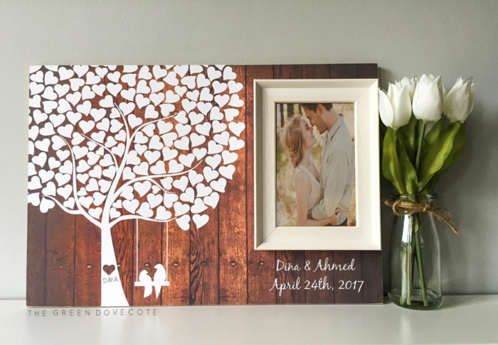 Weißer Baum mit herzförmigen Blättern und Foto des Ehepaars, Idee für Gästebuch, weißer Tulpenstrauss in Einmachglas