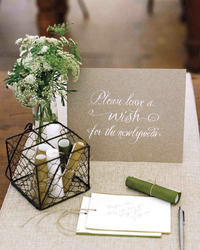 Hochzeitssprüche oder Glückwünsche auf kleine Notizen aufschreiben und einrollen, kleine Box und Blumenstrauss
