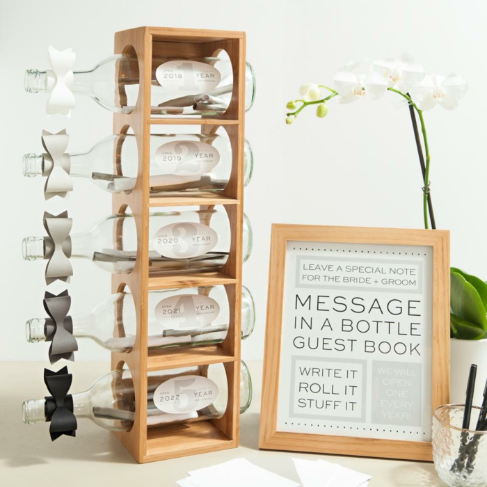 Glückwünsche oder Botschaften auf kleine Notizen schreiben und in Glasflaschen füllen, Idee für Hochzeitsgästebuch