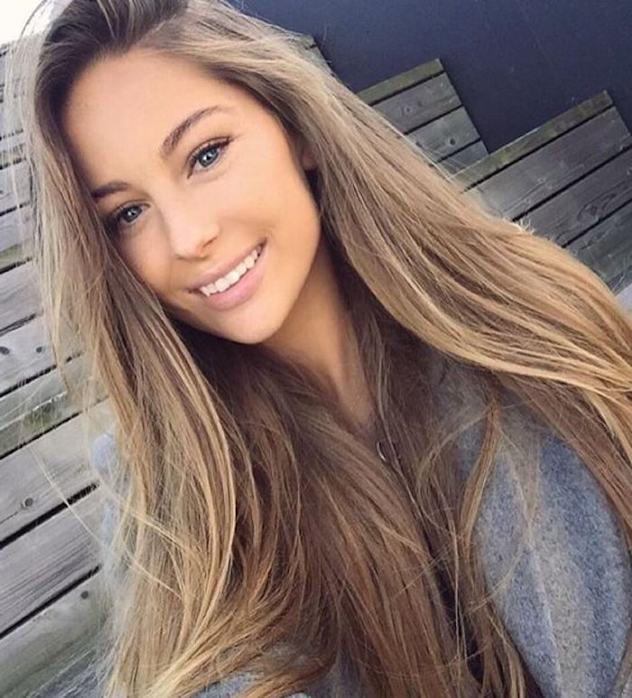 ein hübsches Mädchen mit langem glatten Haar lächelt - hellbraune Haare