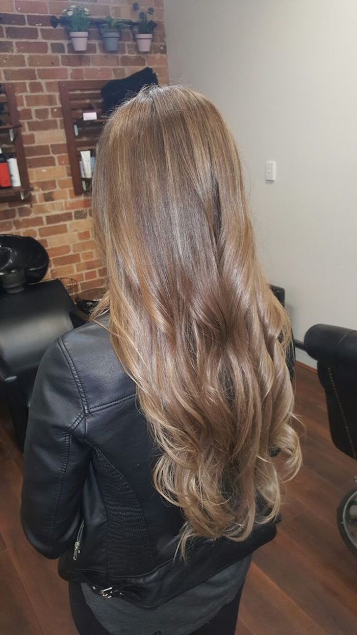 hellbraune Haare, langes Haar mit einer lässigen Frisur, Lederjacke und schwarze Bekleidung