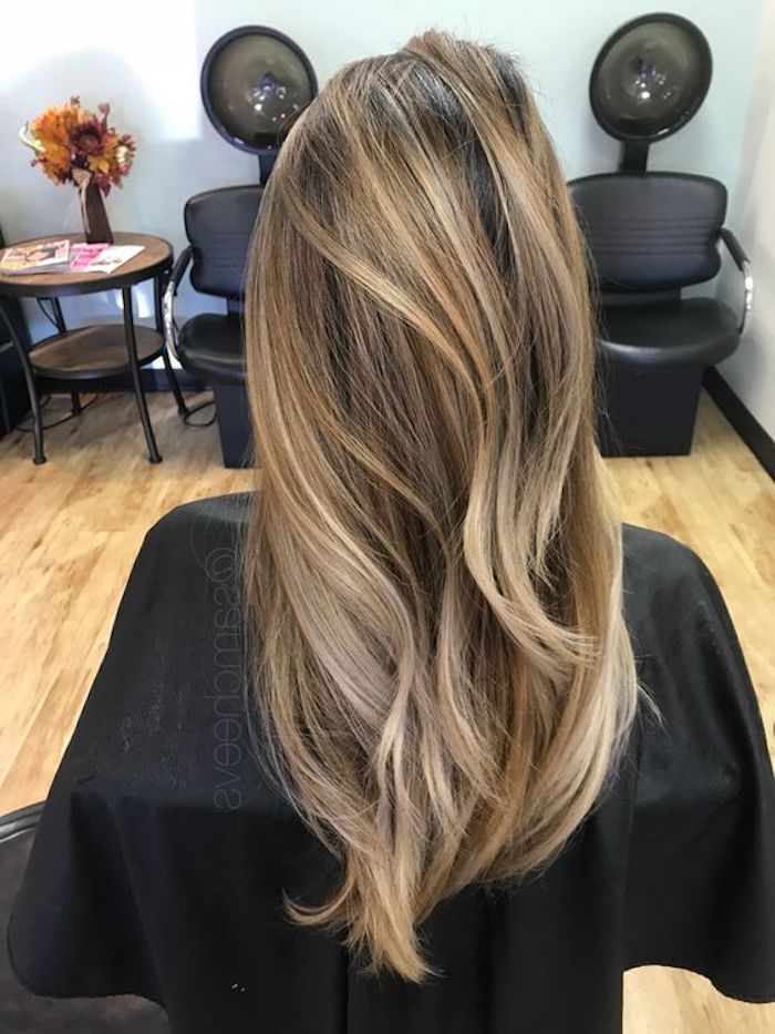 Blondtöne - ein langes glattes Haar nachdem es gestylt werden ist